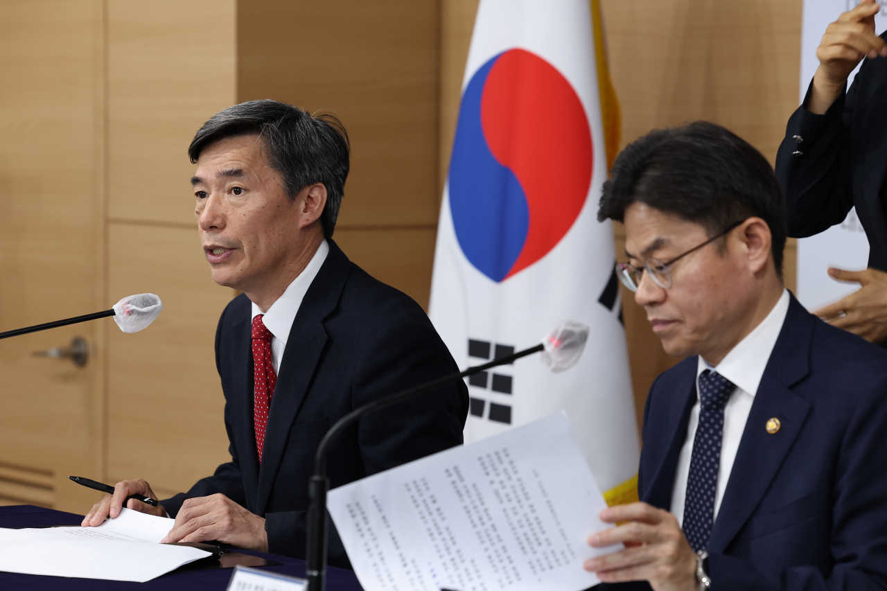박구연 국무조정실 1차장과 유국희 원자력안전위원장(시찰단장)이 19일 오전 정부서울청사에서 후쿠시마 원전 오염수 전문가 현장시찰단 구성과 관련한 발표를 하고 있다. [연합]