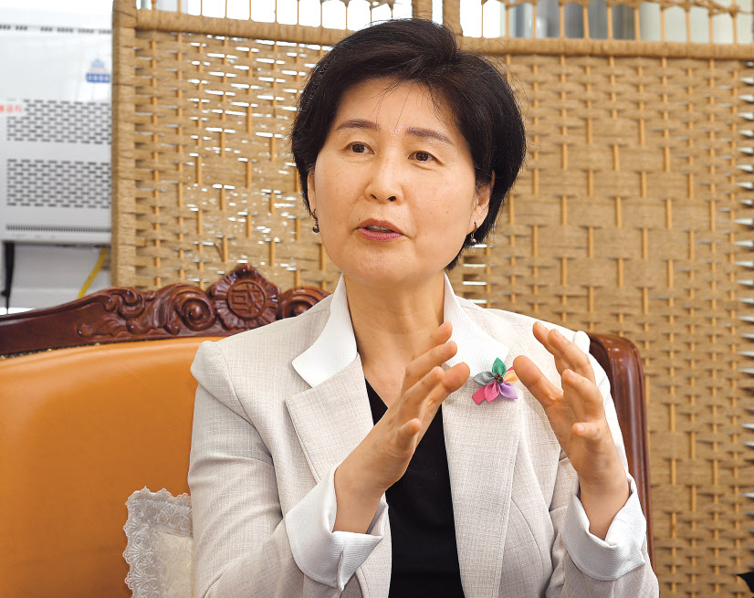 백혜련 국회 정무위원장이 17일 서울 영등포구 여의도 국회 정무위원장실에서 헤럴드경제와 인터뷰를 하고 있다. 임세준 기자