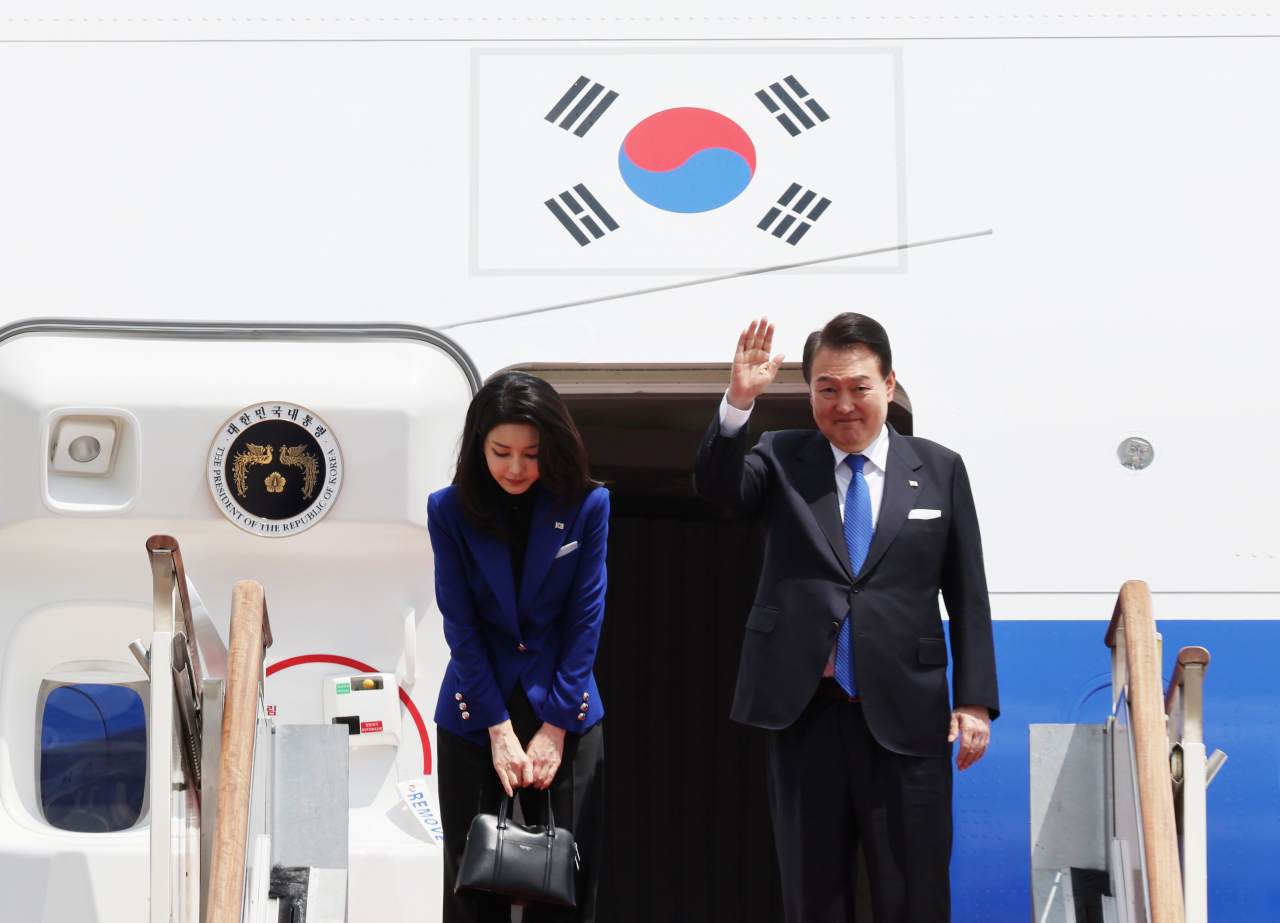 지난달 19일 일본 히로시마에서 열리는 주요 7개국(G7) 정상회의에 참석하는 윤석열 대통령과 김건희 여사가 성남 서울공항에서 공군 1호기에 올라 환송객들에게 인사하고 있다. [연합]