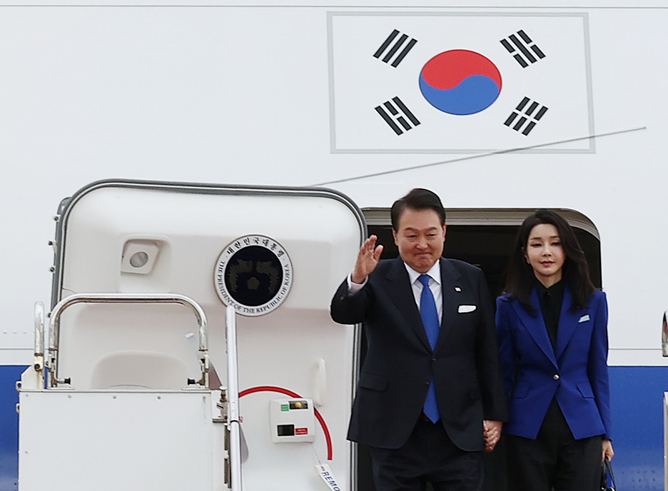 주요 7개국(G7) 정상회의에 참석하는 윤석열 대통령과 김건희 여사가 19일 일본 히로시마공항에 도착, 공군 1호기에서 내리며 영접인사들에게 손을 들어 인사하고 있다. [연합]