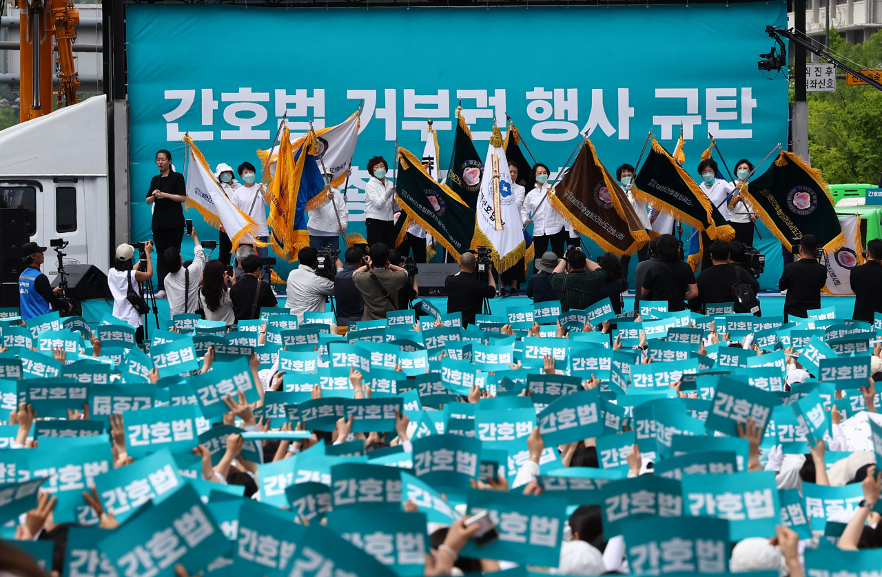대한간호협회 회원들이 19일 서울 종로구 세종대로 일대에서 열린 간호법 거부권 행사 규탄 총궐기대회에서 16개 시·도 총선기획단 출범식을 하고 있다. [연합]