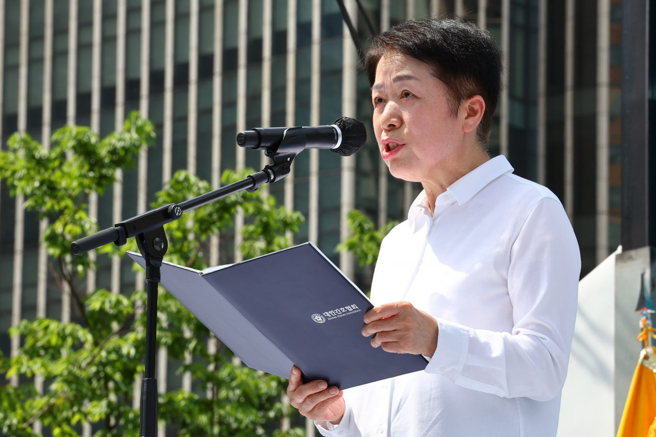 김영경 대한간호협회 회장이 19일 서울 종로구 세종대로에서 열린 간호법 거부권 행사 규탄 총궐기대회에서 대회사를 하고 있다. [연합]