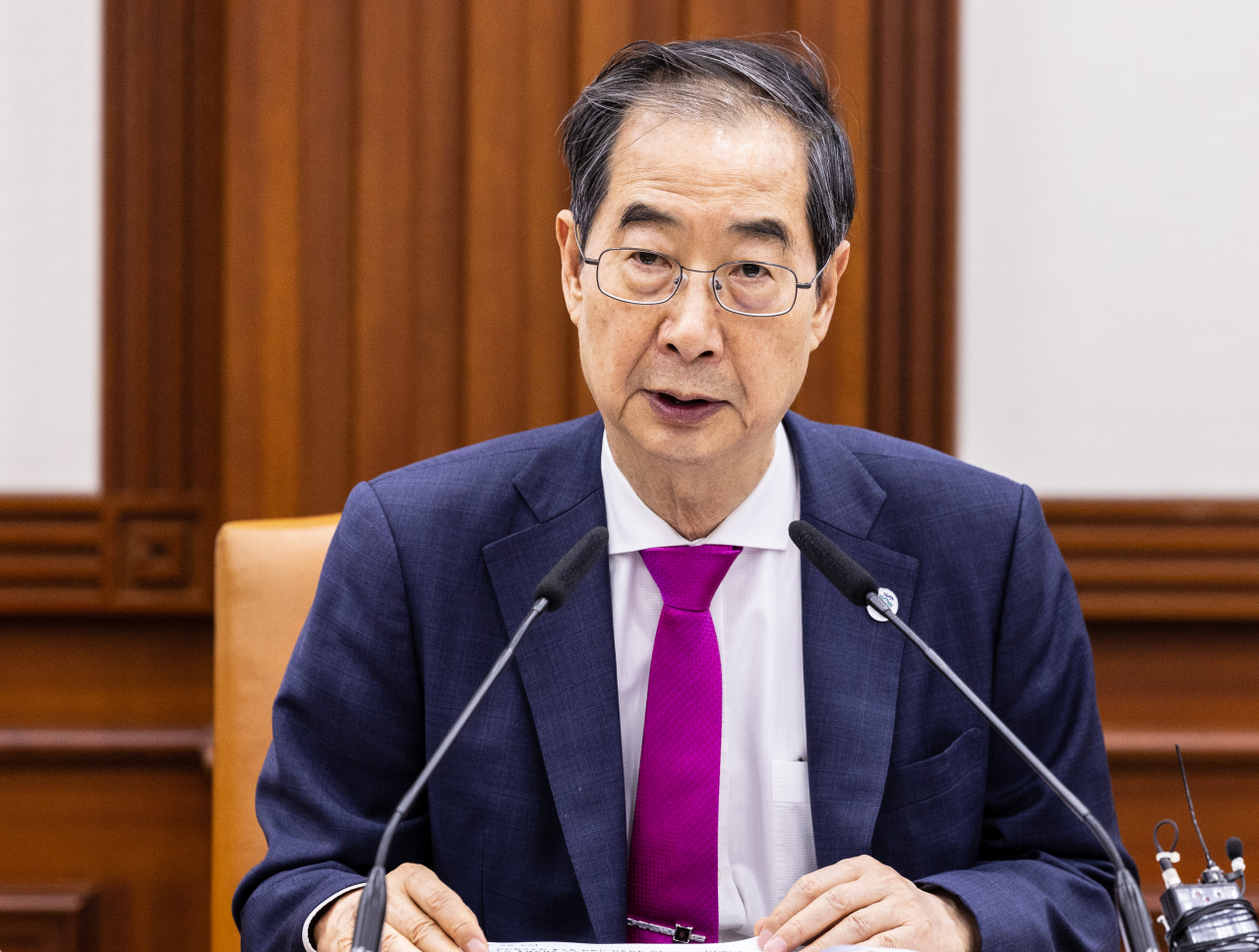 한덕수 국무총리가 19일 오전 정부서울청사에서 열린 국정 현안-치안관계 장관회의에 참석해 건설노조가 1박2일 동안 서울 시내에서 벌인 노숙투쟁과 관련한 발언을 하고 있다.[연합]