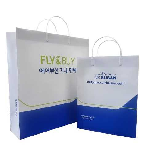 에어부산이 제공하는 기내면세 종이 쇼핑백. [사진=에어부산]