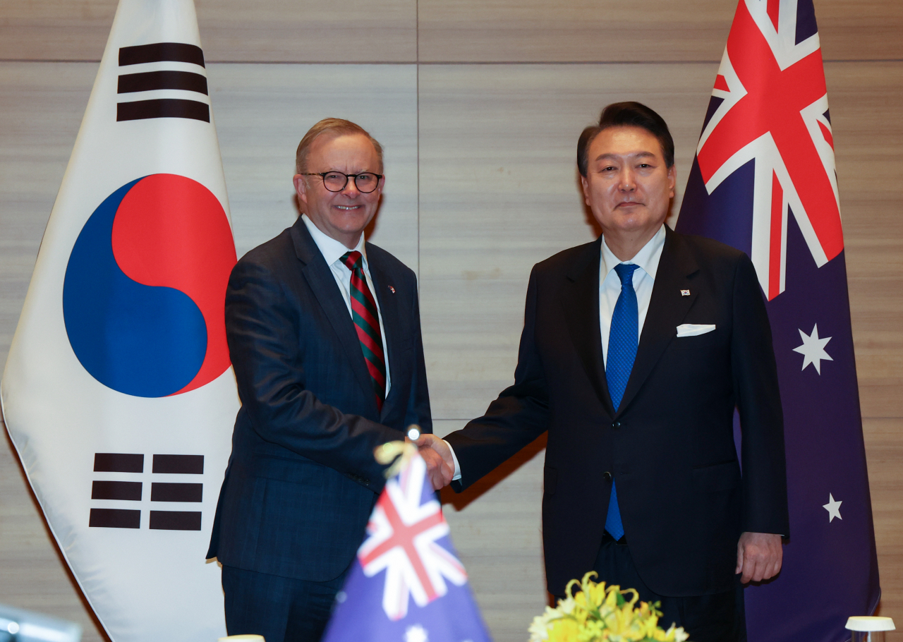 주요 7개국(G7) 정상회의 참석차 일본을 방문한 윤석열 대통령과 앤서니 앨버니지 호주 총리가 19일 히로시마 한 호텔에서 열린 한-호주 정상회담에서 악수하고 있다. [연합]
