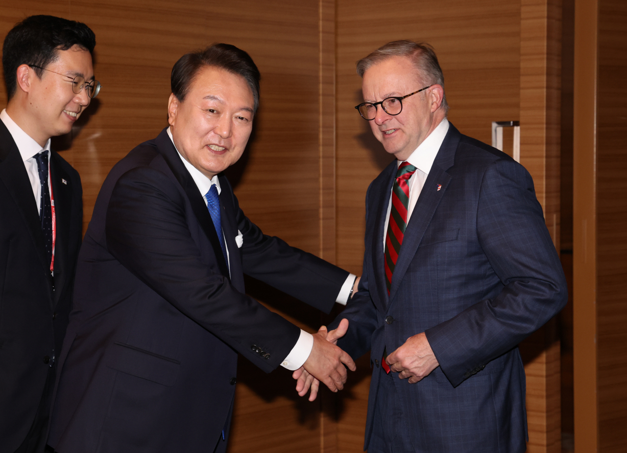 주요 7개국(G7) 정상회의 참석차 일본을 방문한 윤석열 대통령과 앤서니 앨버니지 호주 총리가 19일 히로시마 한 호텔에서 열린 한-호주 정상회담에 앞서 인사하고 있다. [연합]
