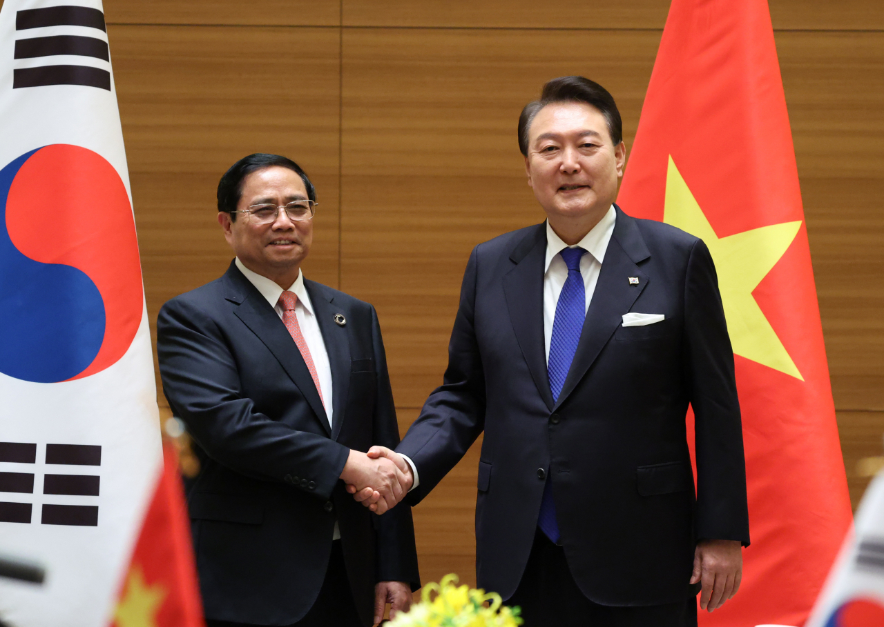 주요 7개국(G7) 정상회의에 참석하는 윤석열 대통령과 팜 민 찐 베트남 총리가 19일 일본 히로시마 한 호텔에서 열린 한-베트남 정상회담에서 악수하고 있다. [연합]