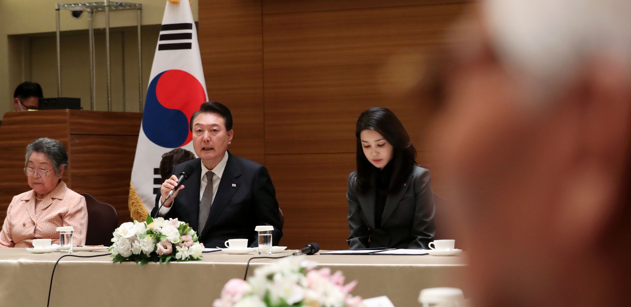 주요 7개국(G7) 정상회의 참석차 일본을 찾은 윤석열 대통령이 19일 일본 히로시마 한 호텔에서 열린 히로시마 동포 원폭 피해자와의 간담회에서 발언하고 있다. [연합]