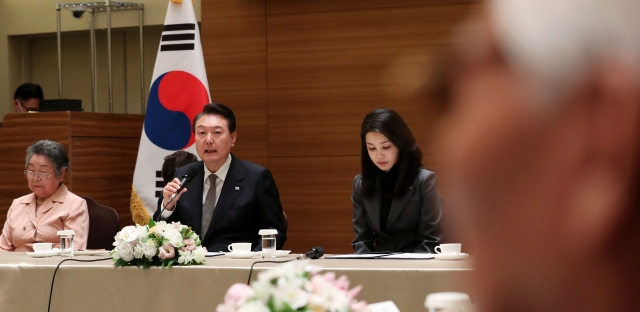 주요 7개국(G7) 정상회의 참석차 일본을 찾은 윤석열 대통령이 19일 일본 히로시마 한 호텔에서 열린 히로시마 동포 원폭 피해자와의 간담회에서 발언하고 있다. [연합]