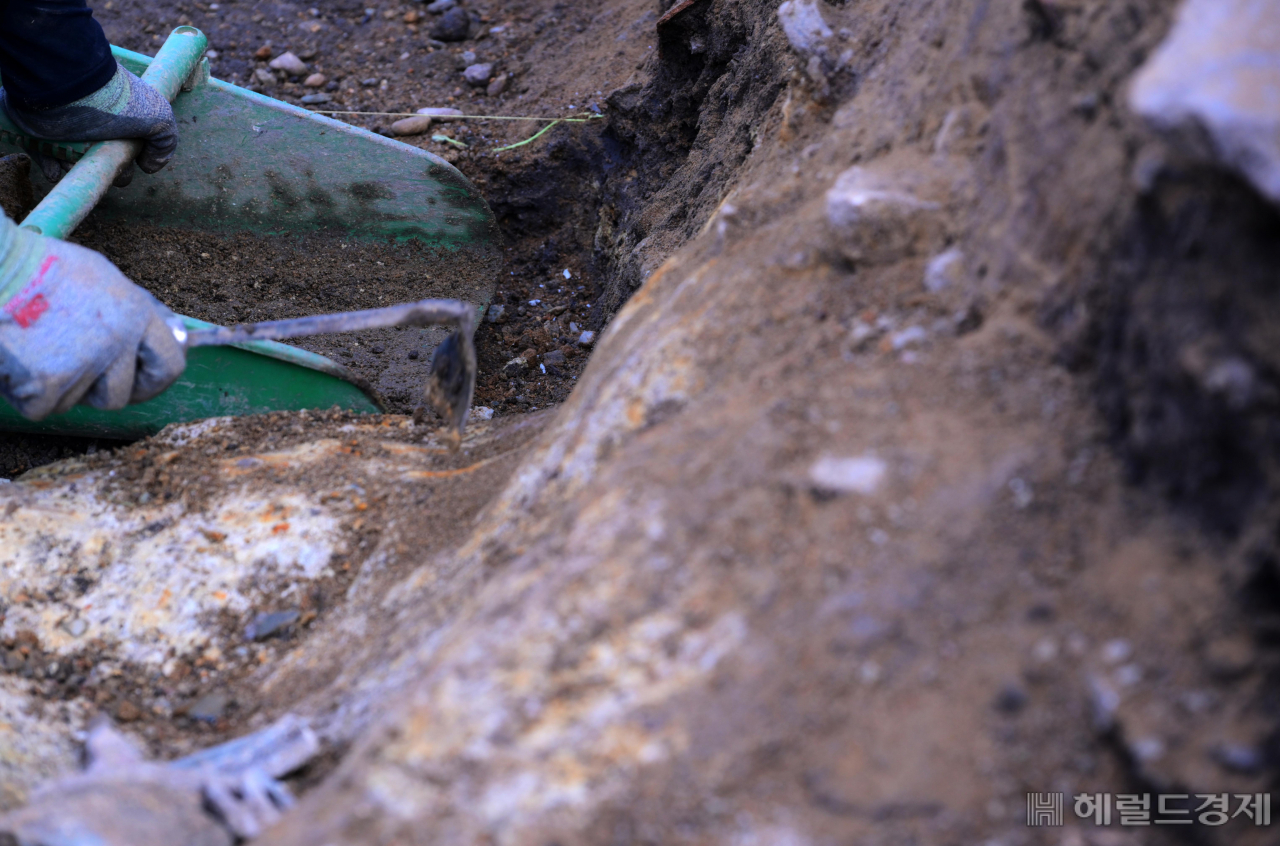 지혜설 씨가 조선시대 관아터 내 연못 추정지 발굴 현장에서 발굴작업을 하고 있다.