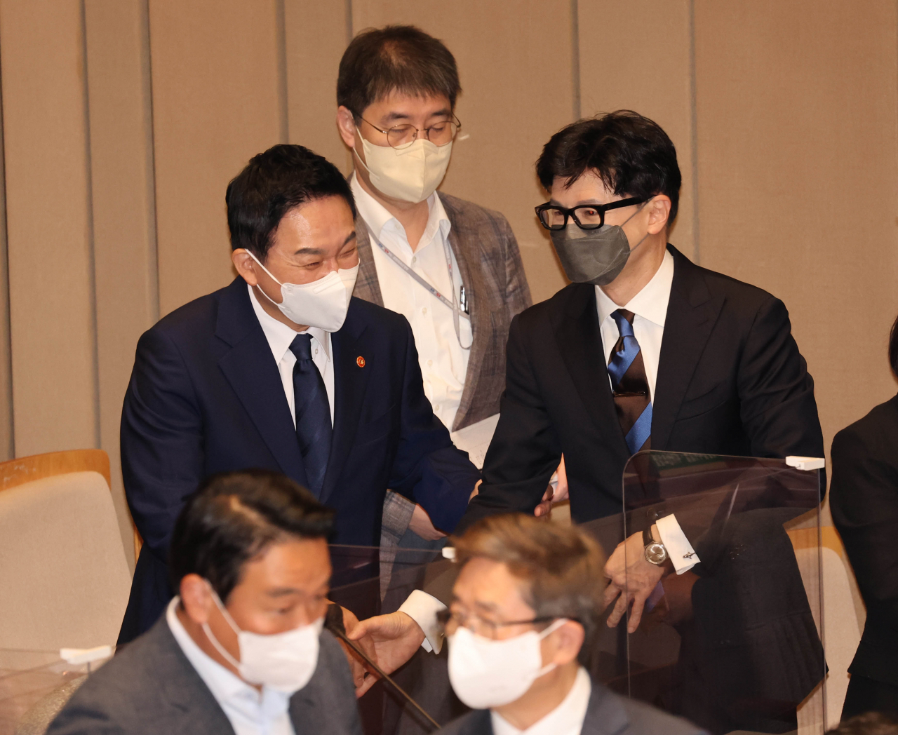 원희룡 국토교통부 장관(왼쪽)과 한동훈 법무부 장관이 국회 예산결산특별위원회에서 인사하고 있다. 이상섭 기자