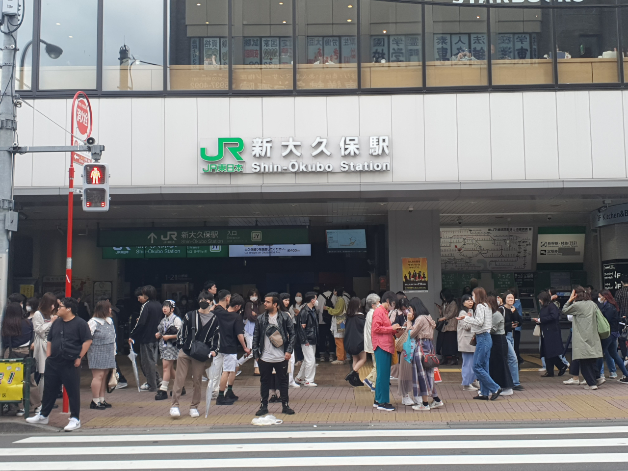 JR신오쿠보역 모습. 주말이면 신오쿠보로 향하는 인파로 늘 북적인다. 손미정 기자