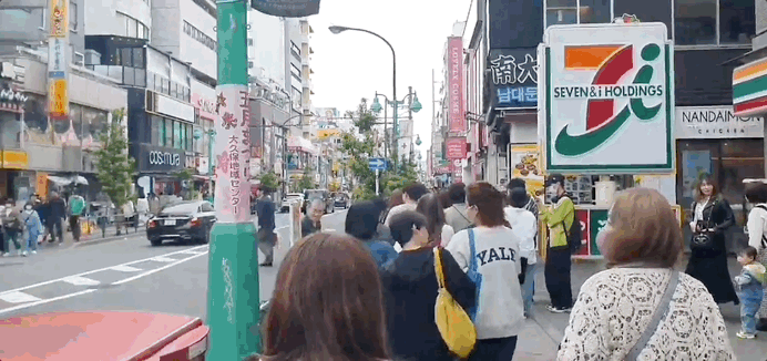 주말을 맞아 한류를 즐기기 위해 찾은 사람들로 붐비는 신오쿠보거리 모습. 손미정 기자