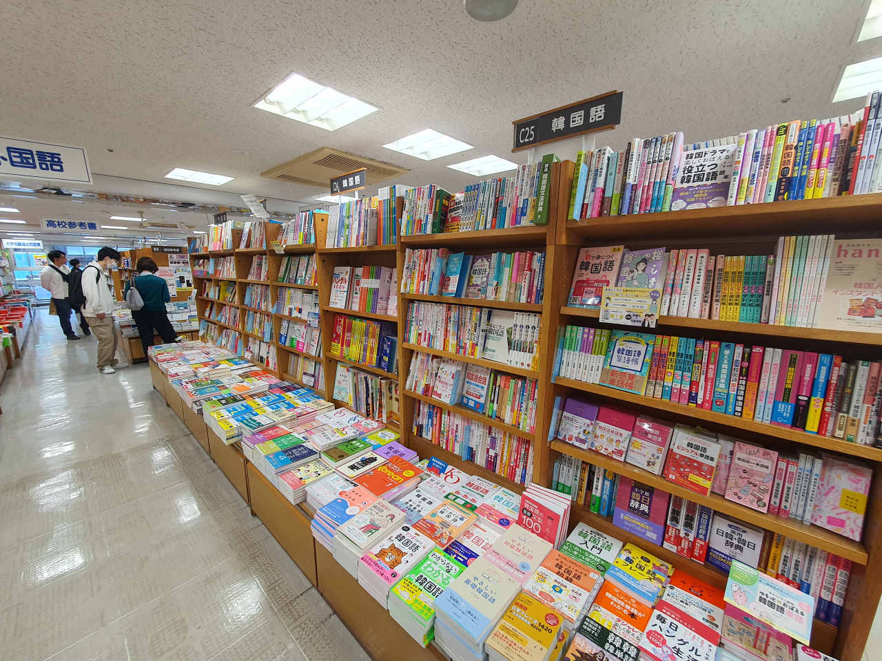 일본 기노쿠니야 신주쿠점에 마련된 한국어책 코너. 넷플릭스 등을 통해 한국 드라마의 인기가 높아지면서 한국어를 배우려는 일본인들이 늘고 있다. 손미정 기자