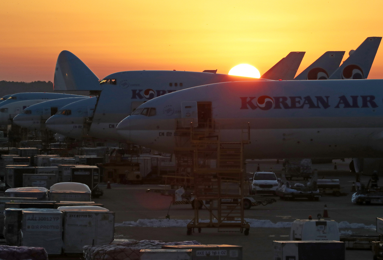 인천국제공항 대한항공 화물터미널에서 수출 화물을 싣는 화물비행기 뒤로 석양이 지고 있다. 임세준 기자