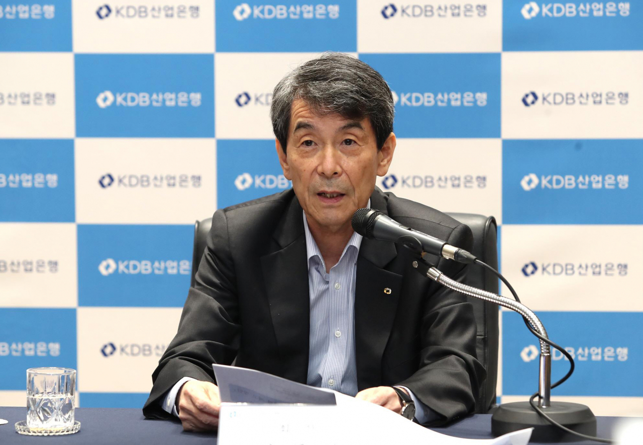 이동걸 산업은행 회장이 11월 16일 온라인 기자간담회를 통해 대한항공과 아시아나항공 통합 추진 사실을 밝히고 있다. [사진=산업은행]
