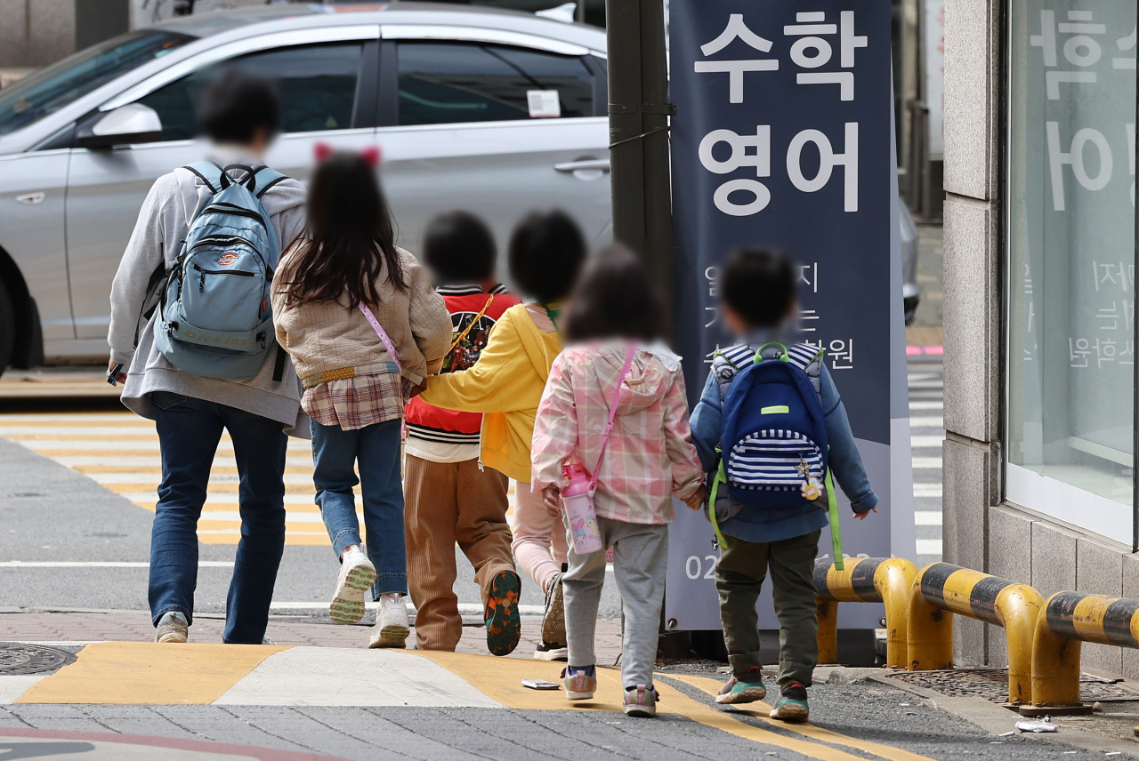 교육부가 제3차 유아교육발전 기본계획 및 제1차 한부모가족정책 기본계획을 발표한 10일 오전 서울 시내의 한 뮤직 토토사이트 인근에서 어린이들이 산책을 하고 있다. 연합뉴스