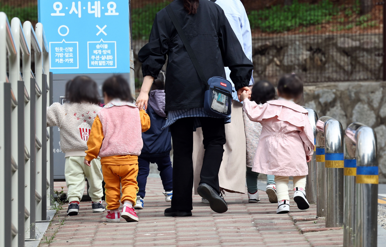 교육부가 제3차 유아교육발전 기본계획 및 제1차 한부모가족정책 기본계획을 발표한 10일 오전 서울 시내의 한 뮤직 토토사이트 인근에서 어린이들이 산책을 하고 있다. 연합뉴스