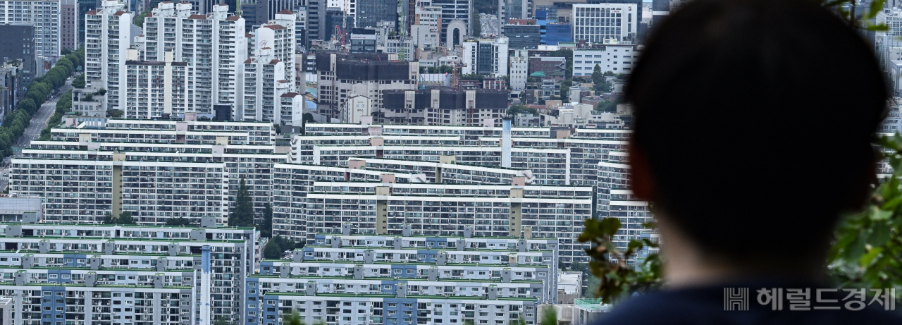 한 서울 시민이 강남 아파트 일대를 내려다보고 있다 [헤럴드경제DB]