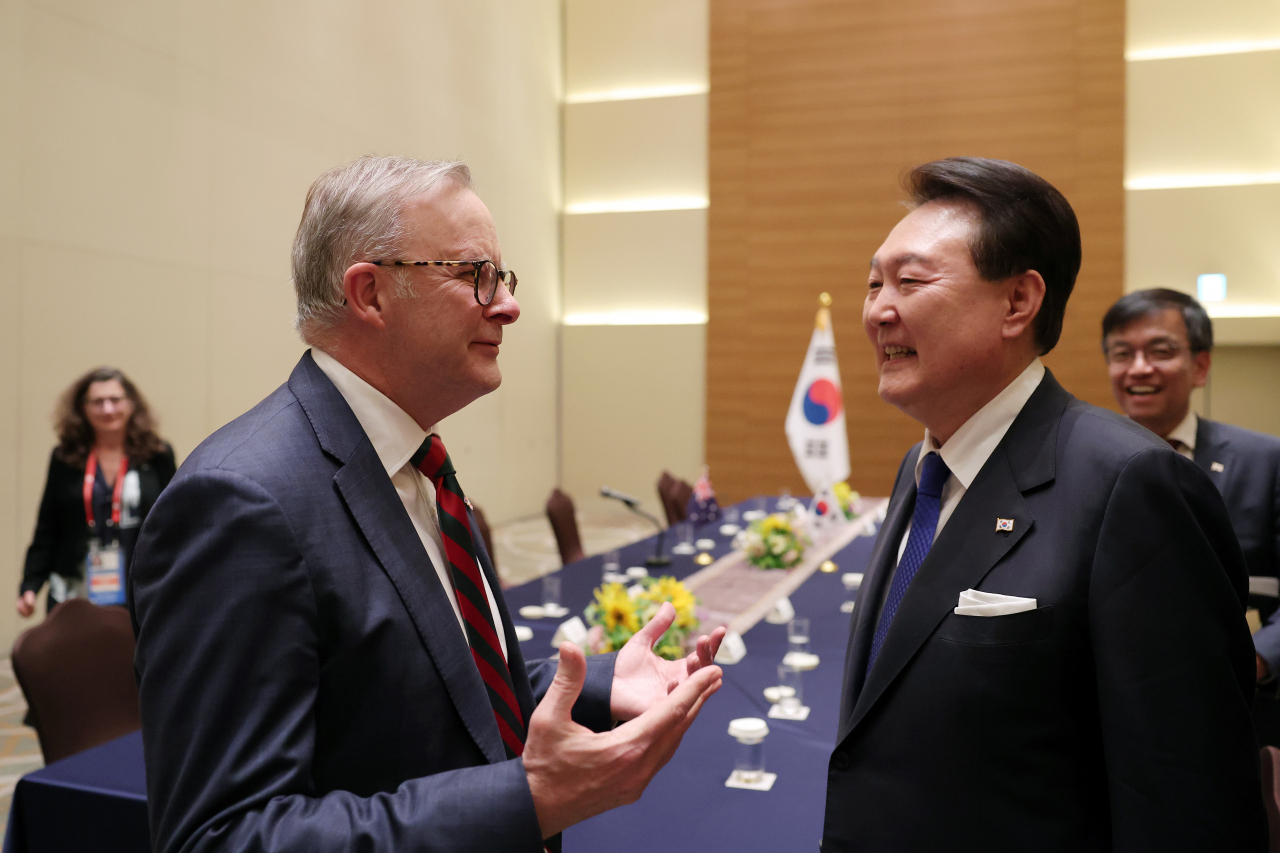 주요 7개국(G7) 정상회의 참석차 일본을 방문한 윤석열 대통령과 앤서니 앨버니지 호주 총리가 지난 19일 히로시마 한 호텔에서 열린 한-호주 정상회담에 앞서 대화하고 있다. [연합]