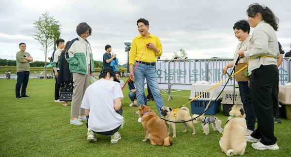 19일 노관규 순천시장(노란셔츠)이 박람회장에서 견주들과 담소를 나누고 있다. [순천시 제공]