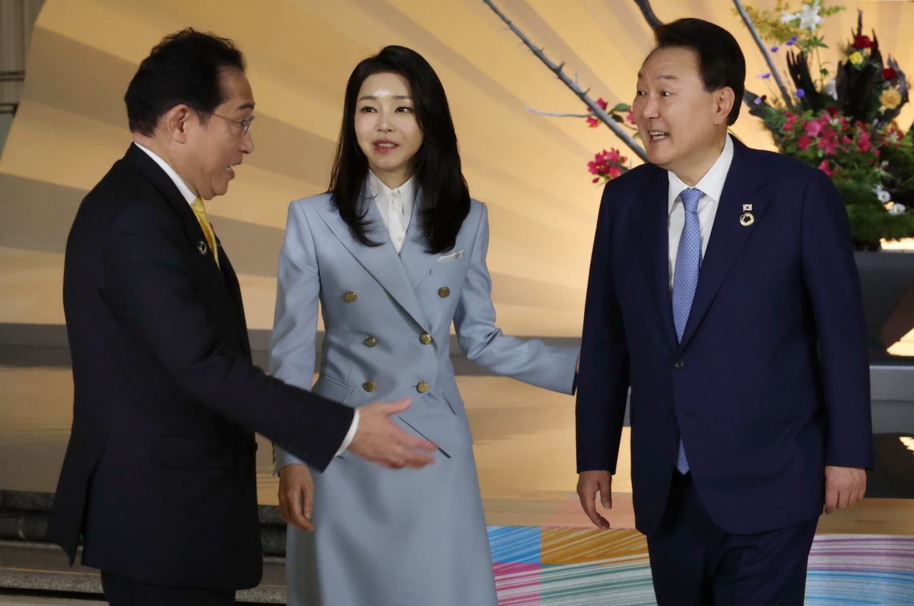 윤석열 대통령과 부인 김건희 여사가 20일 일본 히로시마 그랜드프린스호텔에서 열린 G7 정상회의 초청국 환영행사에서 기시마 후미오 일본 총리 및 유코 여사와 기념촬영 뒤 대화하고 있다. [연합]