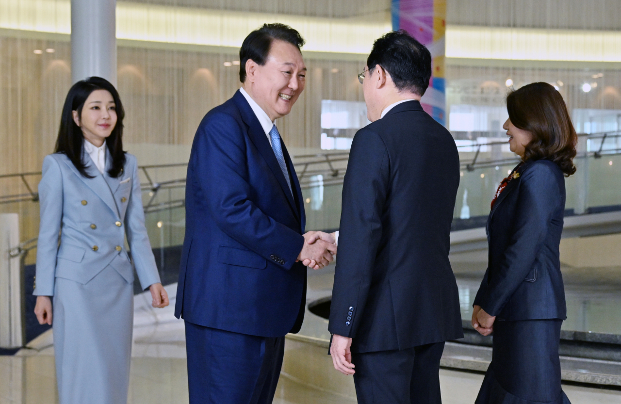 윤석열 대통령과 김건희 여사가 20일 일본 히로시마 그랜드프린스호텔에서 열린 G7 정상회의 초청국 환영행사에서 기시마 후미오 일본 총리, 유코 여사와 인사를 나누고 있다. [연합]