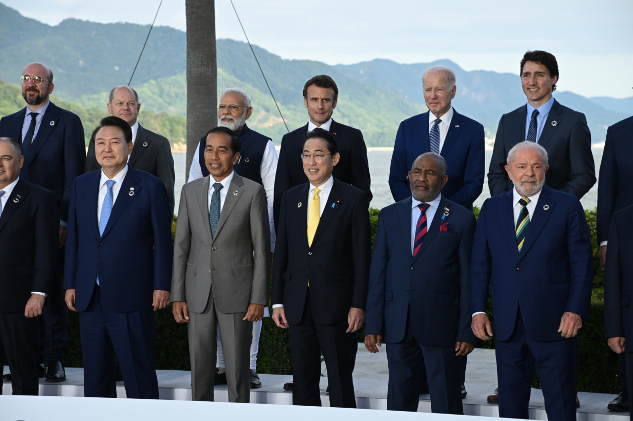 G7 의장국 일본 초청에 따른 참관국 자격으로 G7 정상회의 참석한 윤석열 대통령이 20일 일본 히로시마 에서 열린 G7 정상회의에서 주요 7개국 정상 등과 기념촬영을 하는 모습. [연합]