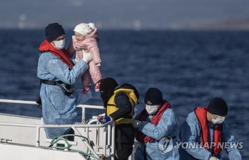 그리스 바다를 떠돌다 튀르키예 경비대에 구조된 난민 아기 자료사진. [연합]