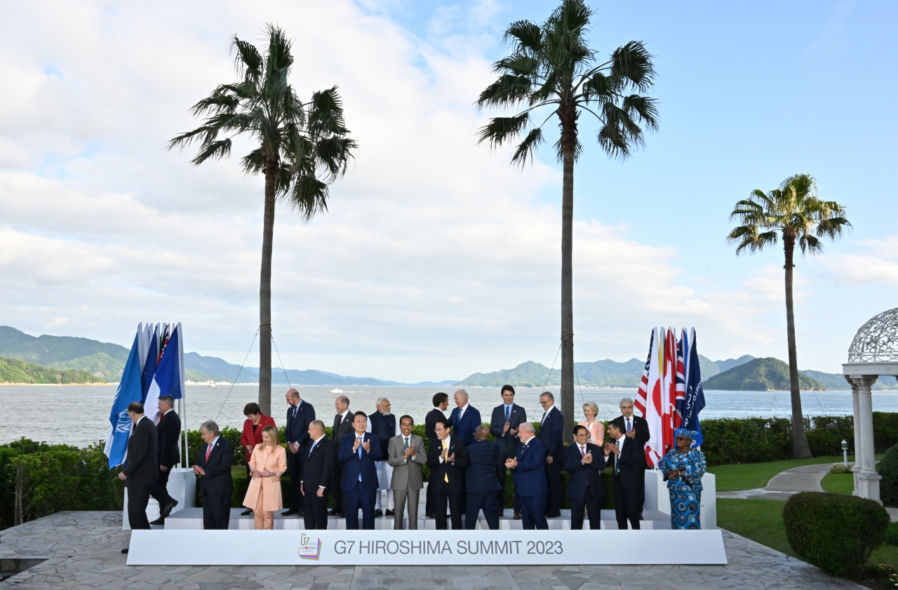 G7 의장국인 일본 초청에 따른 참관국(옵서버) 자격으로 G7 정상회의 참석한 윤석열 대통령이 20일 G7 정상회의에서 각국 정상들과 기념촬영을 마친 뒤 박수치던 모습. [연합]