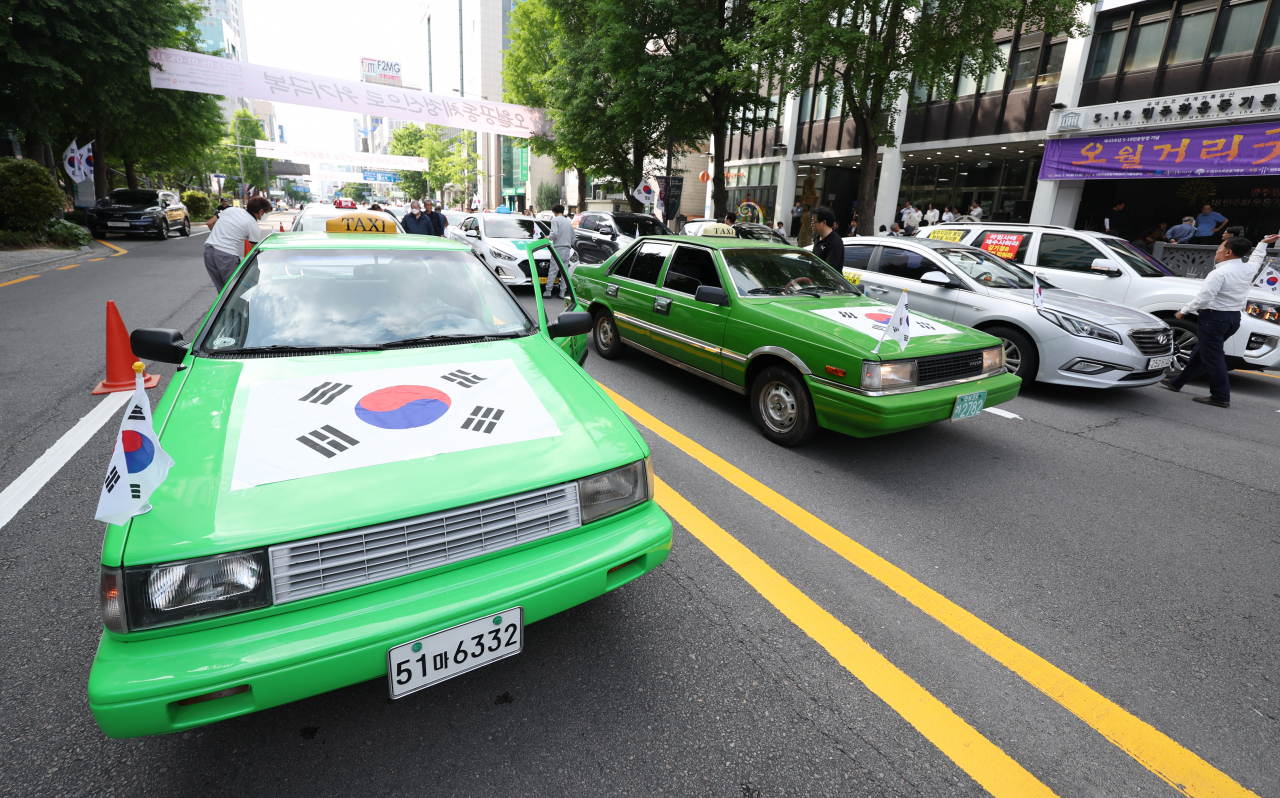 20일 광주 동구 금남로에서 5·18 민주화운동 43주년을 맞아 차량 행진 시위를 재현한 민주기사의 날 행사가 열리고 있다. 연합뉴스