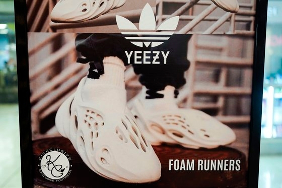 아디다스가 만든 예와 협업한 브랜드 ‘이지’(Yeezy) 광고. [AP] [연합]
