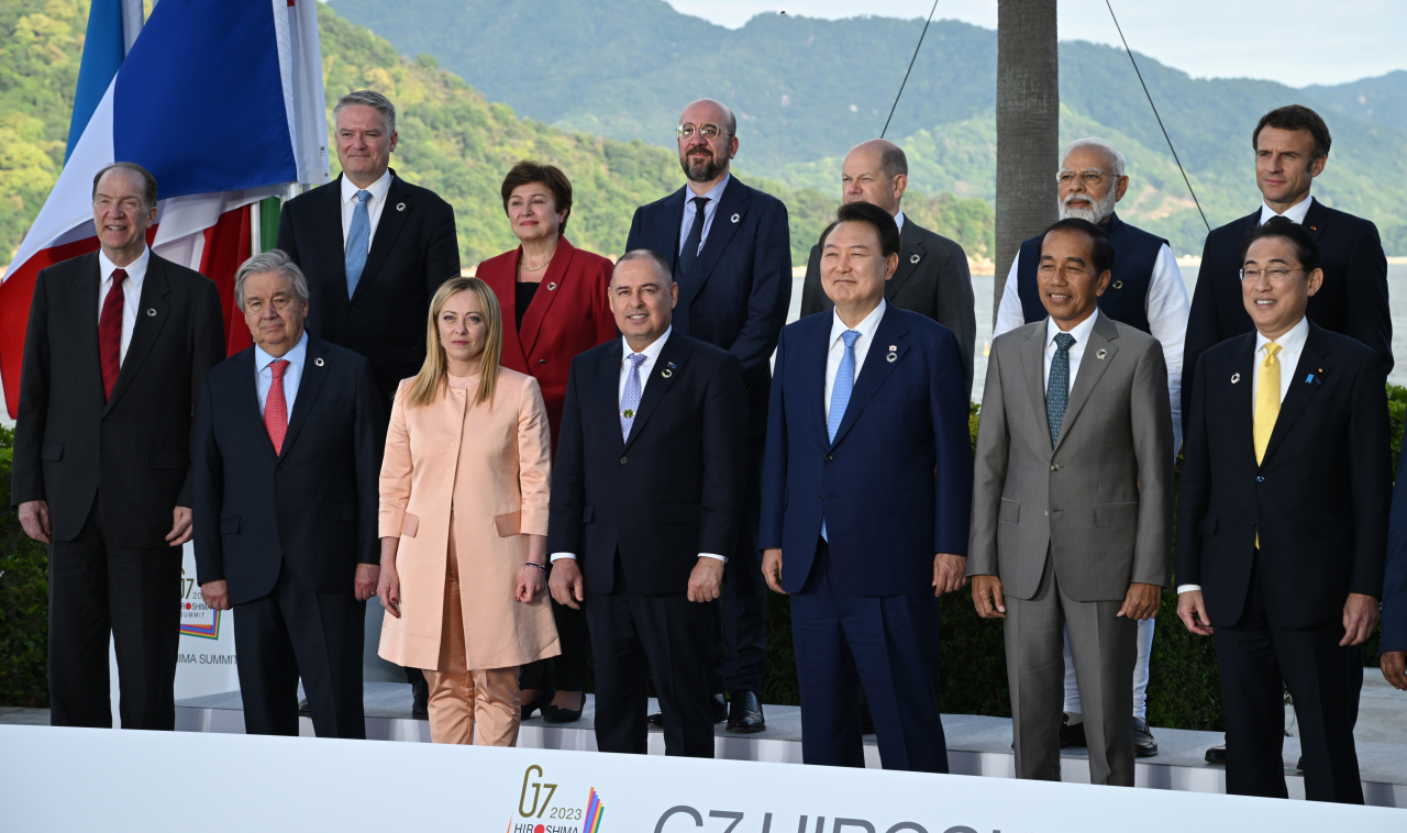 G7 의장국인 일본 초청에 따른 참관국(옵서버) 자격으로 G7 정상회의 참석한 윤석열 대통령이 20일 일본 히로시마 그랜드 프린스 호텔에서 열린 G7 정상회의에서 주요 7개국 정상 등과 기념촬영을 하고 있다. [연합]