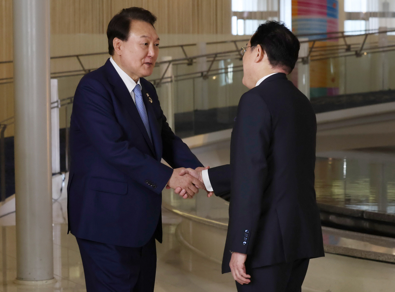 윤석열 대통령이 20일 일본 히로시마 그랜드프린스호텔에서 열린 G7 정상회의 초청국 환영행사에서 기시마 후미오 일본 총리와 악수하고 있다. [연합]