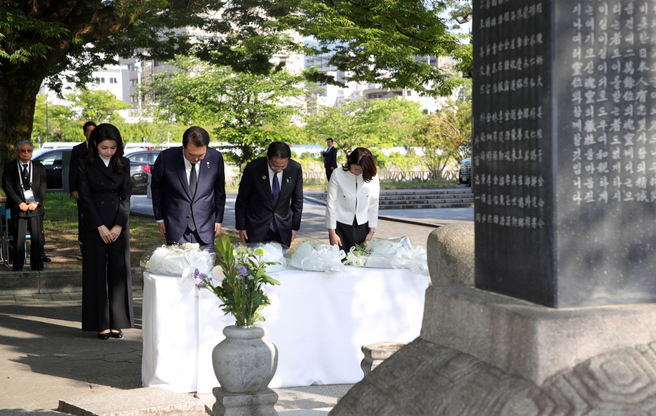 G7 정상회의 참관국 자격으로 일본을 방문 중인 윤석열 대통령과 부인 김건희 여사, 기시다 후미오 일본 총리와 부인 기시다 유코 여사가 21일 히로시마 평화기념공원 내 한국인 원폭 피해자 위령비를 공동 참배하고 있다. [연합]