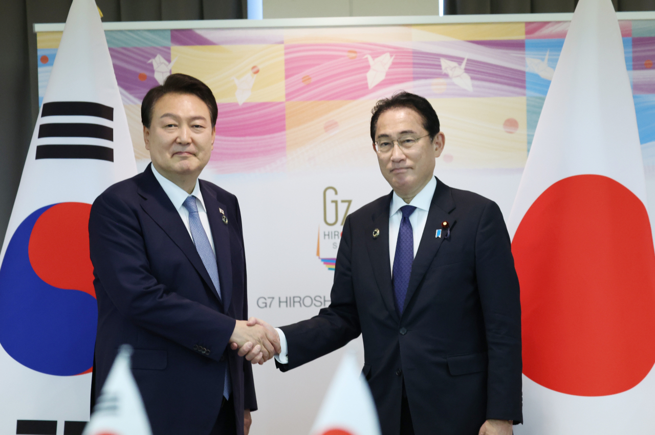 G7 정상회의 참관국 자격으로 일본을 방문 중인 윤석열 대통령이 21일 히로시마 평화기념공원 국제회의장에서 열린 한일 정상회담에서 기시다 후미오 일본 총리와 악수하고 있다. [연합]