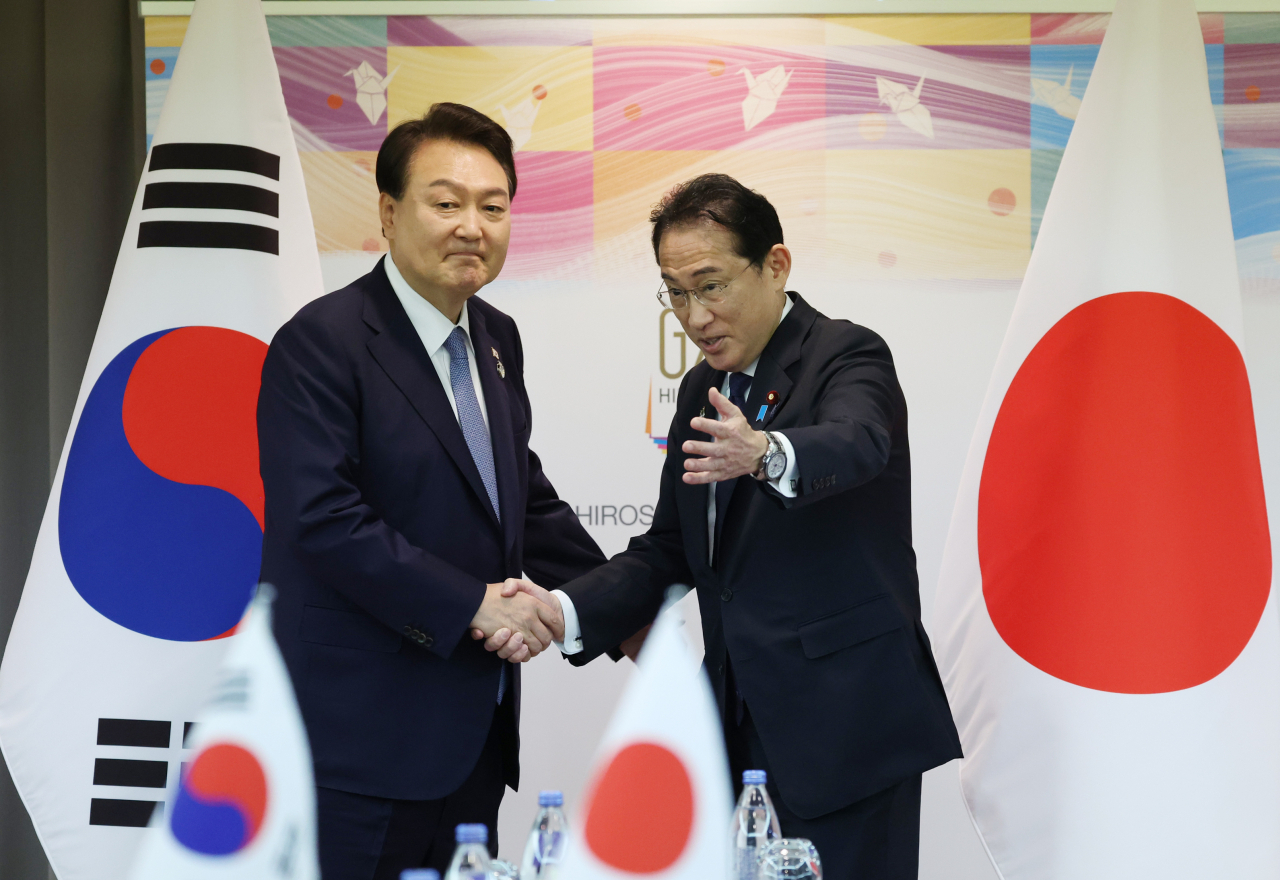 G7 정상회의 참관국 자격으로 일본을 방문 중인 윤석열 대통령이 21일 히로시마 평화기념공원 국제회의장에서 열린 한일 정상회담에서 기시다 후미오 일본 총리와 악수하고 있다. [연합]