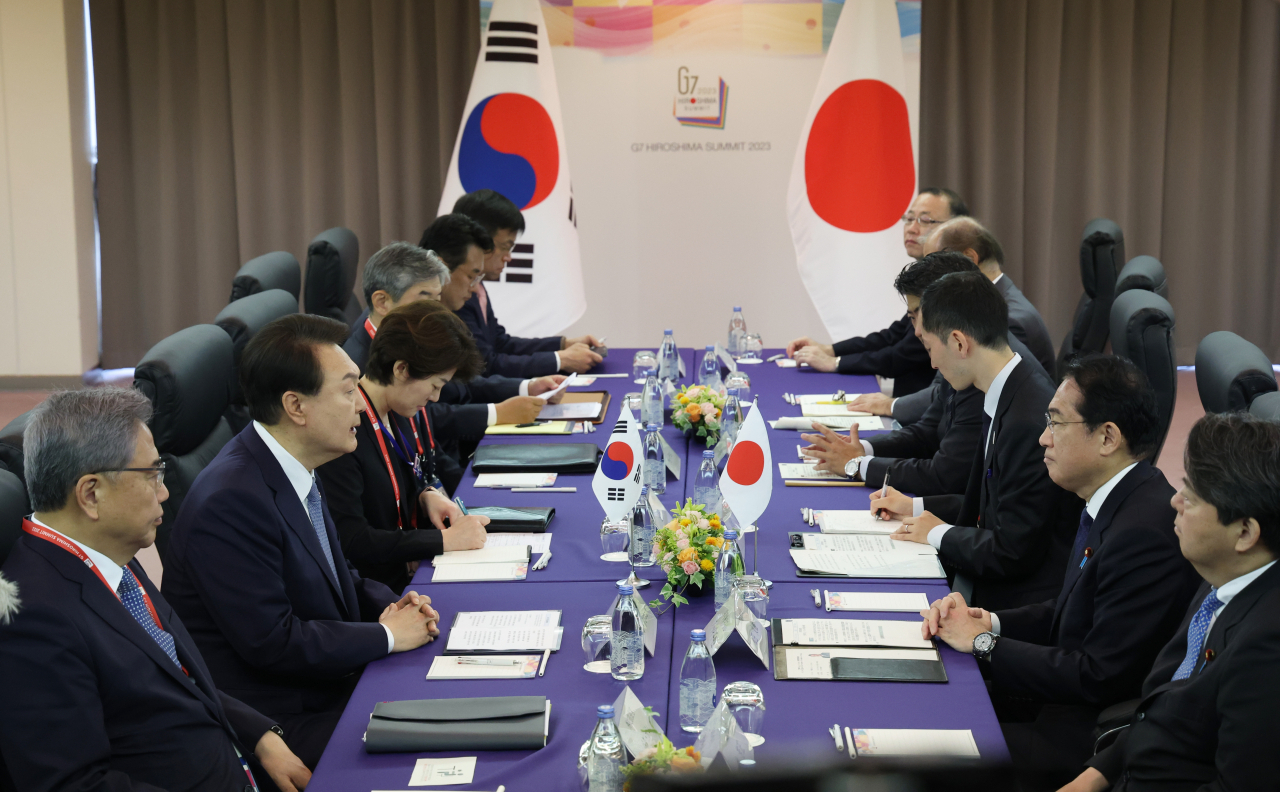 G7 정상회의 참관국 자격으로 일본을 방문 중인 윤석열 대통령과 기시다 후미오 일본 총리가 21일 히로시마 평화기념공원 국제회의장에서 한일 정상회담을 하고 있다. [연합]