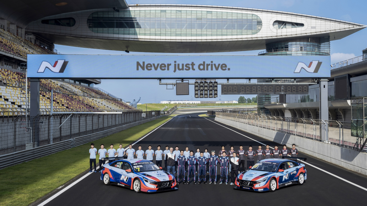 현대자동차가 8일(현지시간) 중국 상하이 국제 서킷에서 ‘2023 TCR 차이나 챔피언십(Touring Car Race China Championship)’ 출정식을 열고 고성능 경주차 ‘엘란트라 N TCR(국내명: 아반떼 N TCR)’ 8대가 대회에 출전한다고 밝혔다. 사진은 ‘2023 TCR 차이나 챔피언십’ 출정식에서 현대차 엘란트라 N TCR로 참가하는 선수들과 현대차 관계자 등이 기념 촬영하는 모습. [연합]