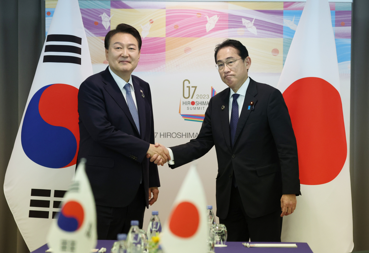 G7 정상회의 참관국 자격으로 일본을 방문 중인 윤석열 대통령이 21일 히로시마 평화기념공원 국제회의장에서 열린 한일 정상회담에서 기시다 후미오 일본 총리와 악수하고 있다. [연합]