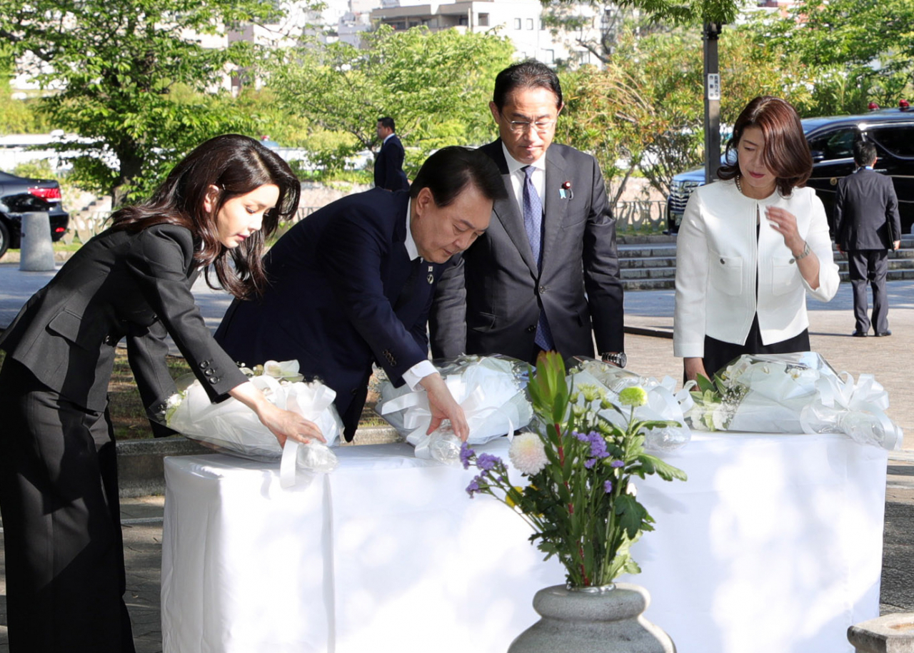 G7 정상회의 참관국 자격으로 일본을 방문 중인 윤석열 대통령과 부인 김건희 여사, 기시다 후미오 일본 총리와 부인 기시다 유코 여사가 21일 히로시마 평화기념공원 내 한국인 원폭 희생자 위령비에 헌화하고 있다. [연합]