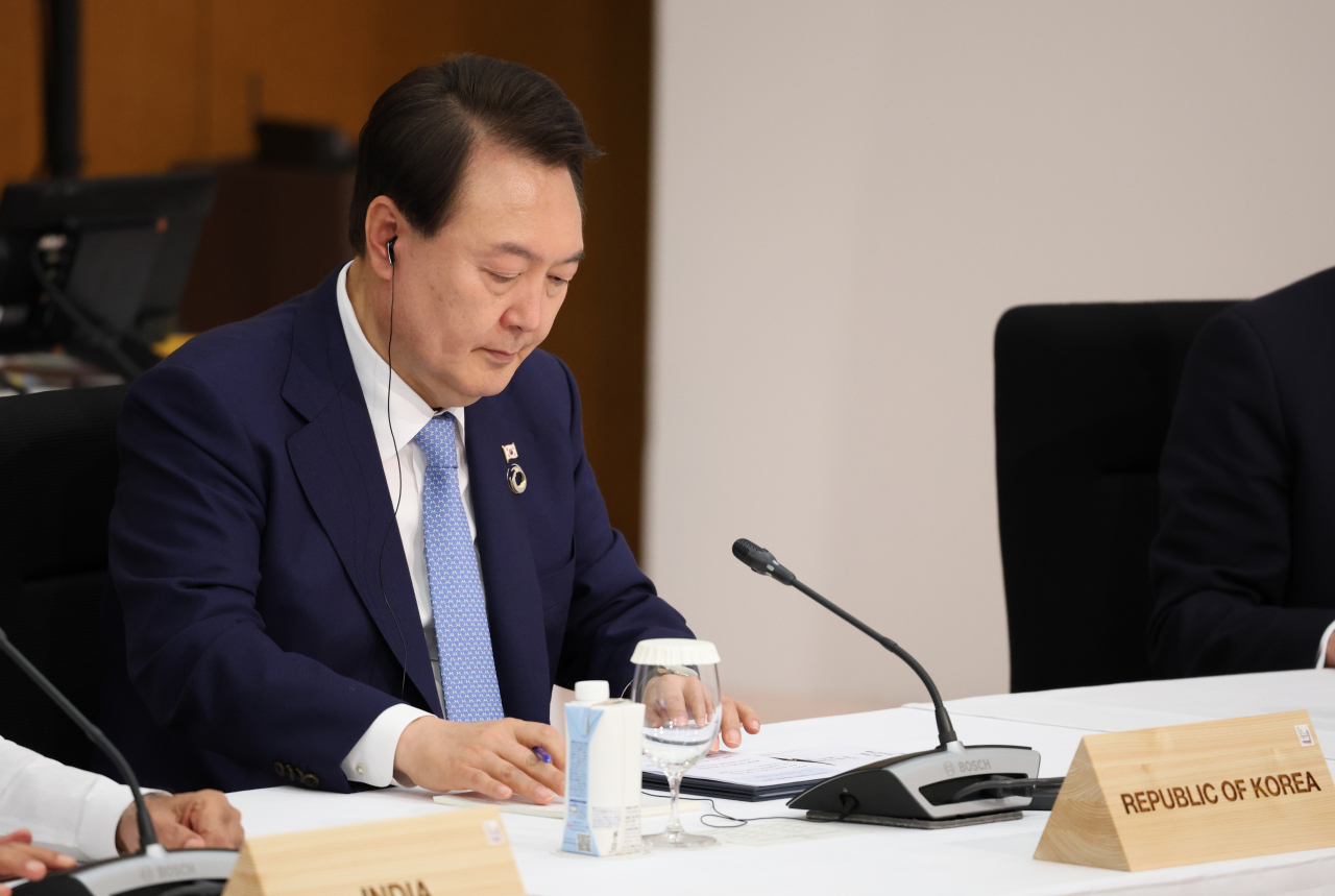 윤석열 대통령이 지난 20일 일본 히로시마 그랜드 프린스 호텔에서 열린 G7 정상회의 확대세션에 참석, 자료를 검토하고 있다. [연합]