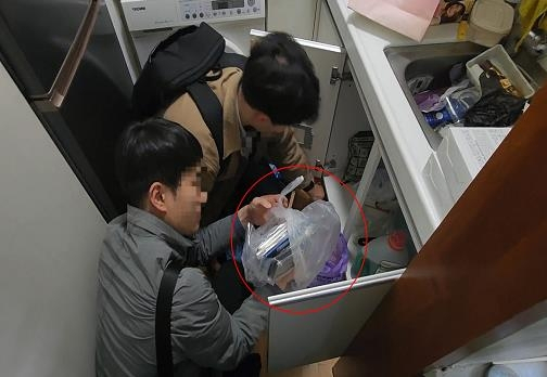 A씨 체포 당시 발견된 장물 휴대폰. [서울경찰청 지하철경찰대 제공]