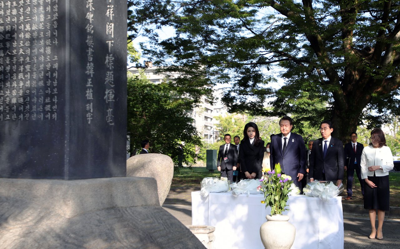 G7 정상회의 참관국 자격으로 일본을 방문 중인 윤석열 대통령과 부인 김건희 여사, 기시다 후미오 일본 총리와 부인 기시다 유코 여사가 21일 히로시마 평화기념공원 내 한국인 원폭 희생자 위령비를 공동 참배하고 있다. [연합]