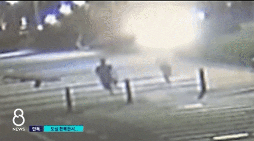 지난 15일 서울 강남에서 여중생 딸을 뒤쫓아 가 폭행하는 부모 [SBS]