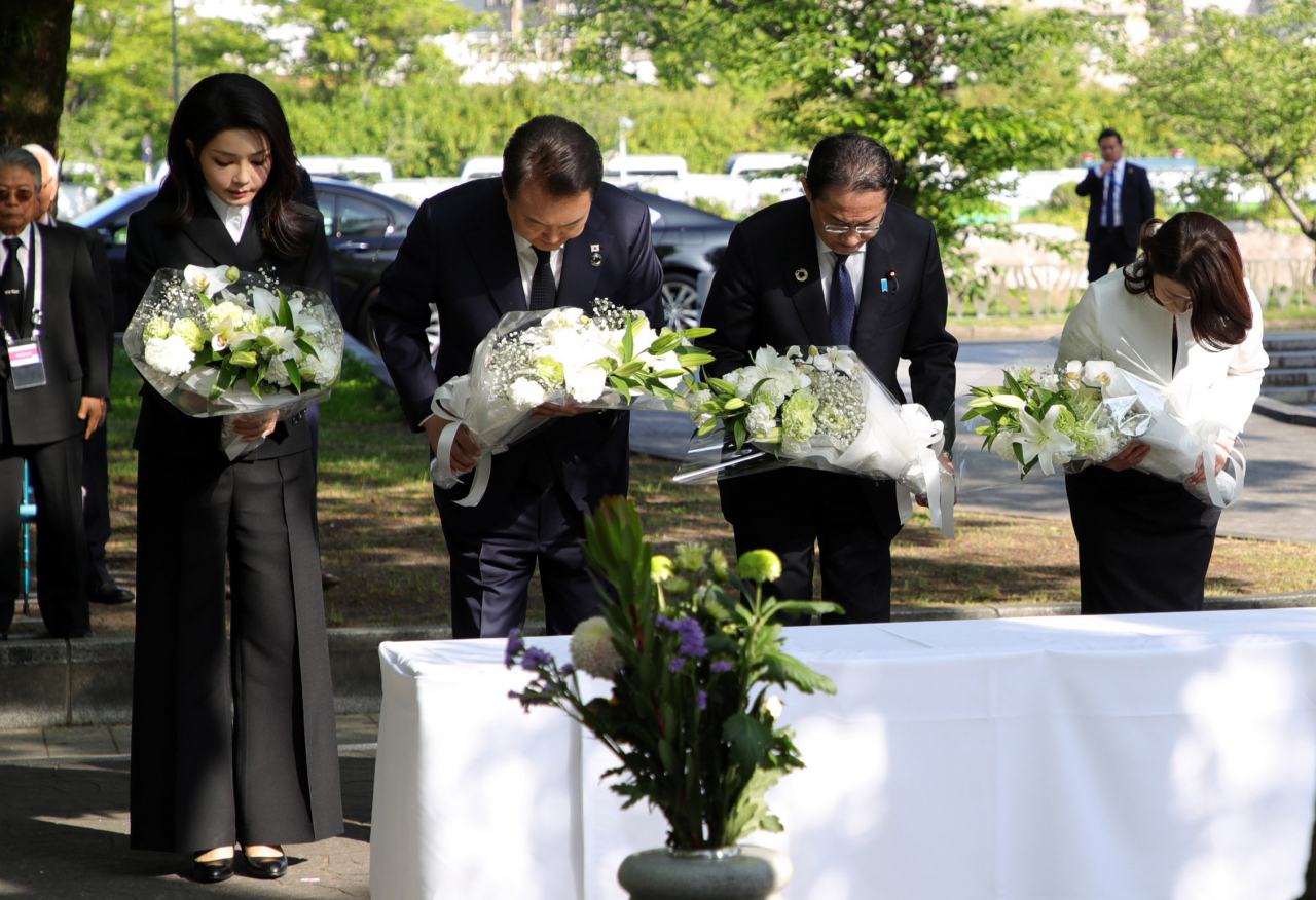 G7 정상회의 참관국 자격으로 일본을 방문 중인 윤석열 대통령과 부인 김건희 여사, 기시다 후미오 일본 총리와 부인 기시다 유코 여사가 21일 히로시마 평화기념공원 내 한국인 원폭 피해자 위령비에 헌화하고 있다. [연합]