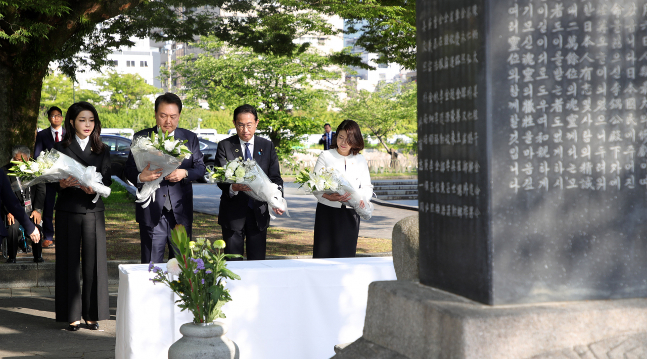 G7 정상회의 참관국 자격으로 일본을 방문 중인 윤석열 대통령과 부인 김건희 여사, 기시다 후미오 일본 총리와 부인 기시다 유코 여사가 21일 히로시마 평화기념공원 내 한국인 원폭 희생자 위령비에 헌화하고 있다. [연합]