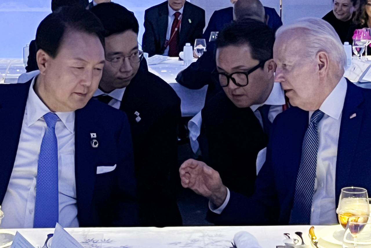 윤석열 대통령이 20일 일본 히로시마 그랜드 프린스 호텔에서 열린 G7 정상회의 친교 만찬에서 조 바이든 미국 대통령과 대화하고 있다. [연합]