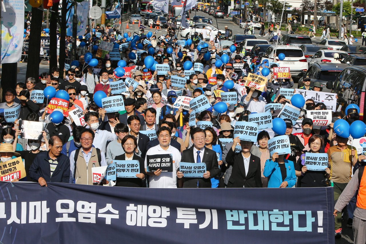 더불어민주당 이재명 대표가 20일 오후 서울 중구 한국프레스센터 인근 세종대로에서 열린 ‘일본 방사성 오염수 해양투기 저지 전국 행동의 날’에 참석해 서울광장 방향으로 행진하고 있다. [연합]