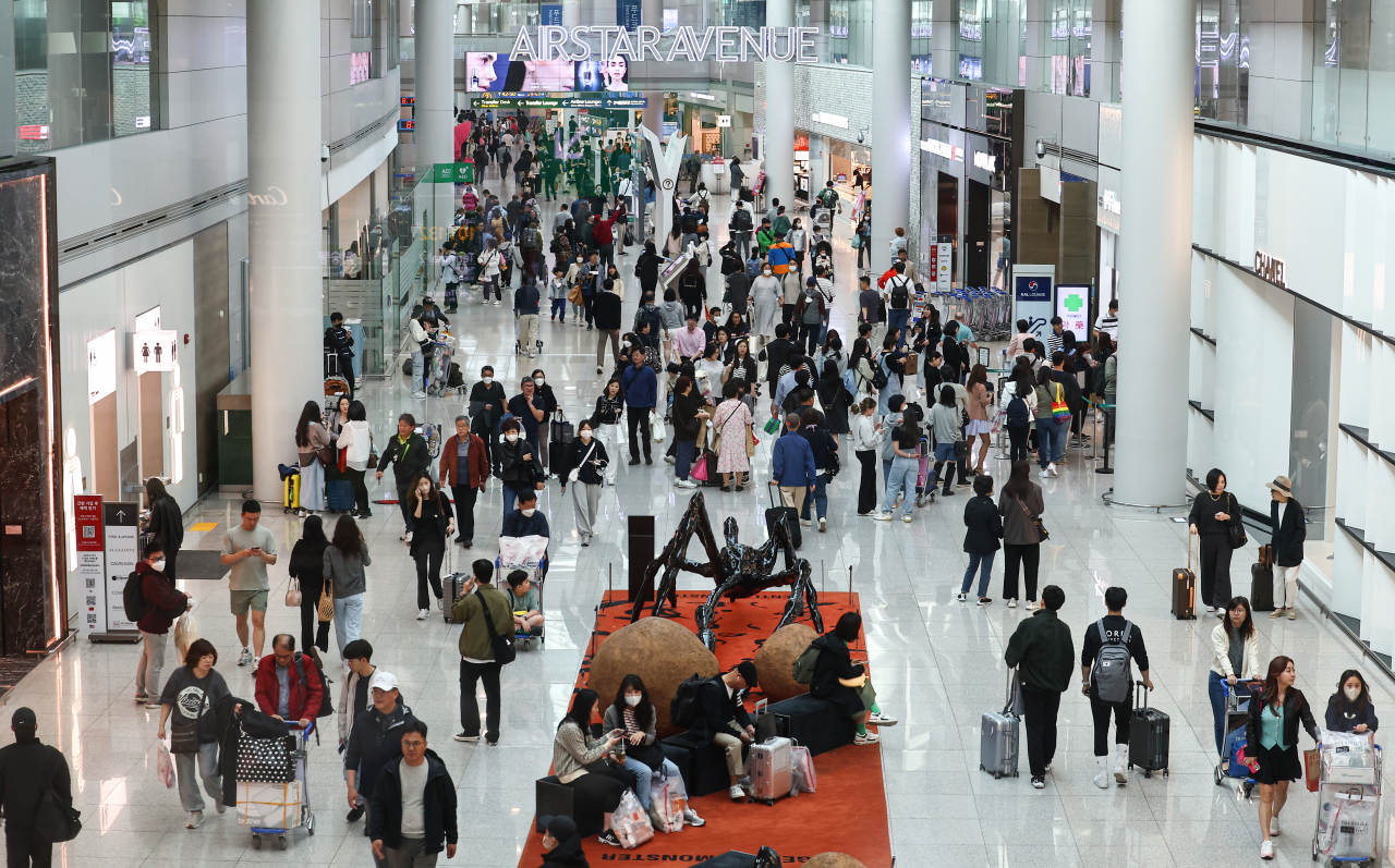 여행 수요가 급증하고 있는 가운데 인천국제공항 제1여객터미널 출국장 통로 모습. [연합]
